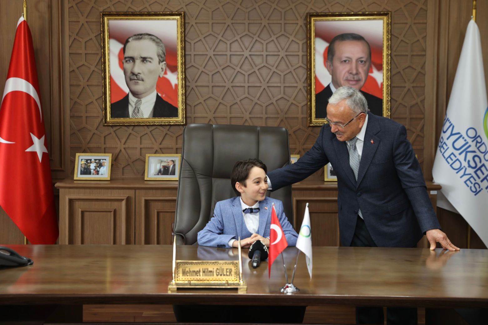 BAŞKAN GÜLER KOLTUĞUNU MİNİK DEPREMZEDE KAĞAN’A TESLİM ETTİ